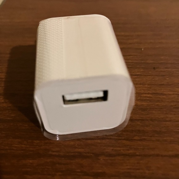 4 Fast Charging USB & 4 iPhone cords - Picture 2 of 3